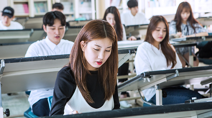 환경디자인원예학과 학생들이 공부하고 있는 사진입니다.