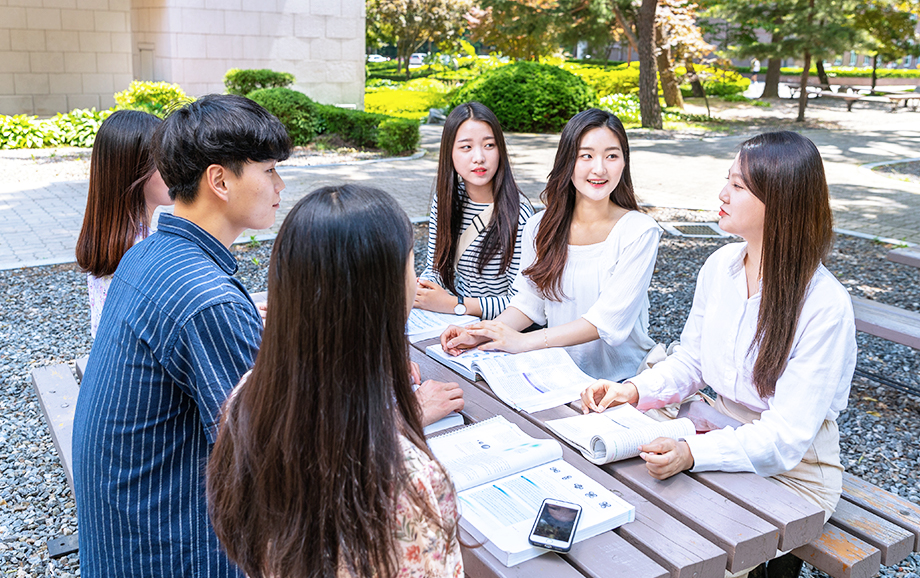 중동과학과 관련 학생들이 토론하고 있는 이미지