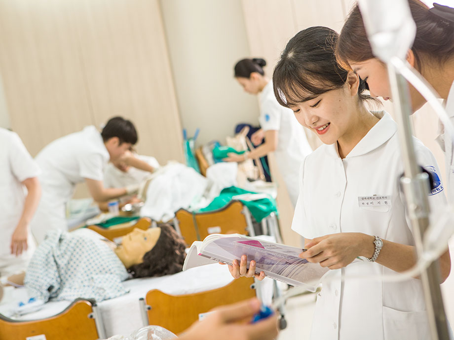 간호학과 관련 학생들이 실험하고 있는 이미지