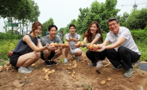 발전기금 기부자들에게 직접 수확한 감자 선물