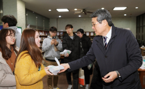 "총장님이 쏜다!" 김성익 총장, 기말고사 간식 나눔 '훈훈'