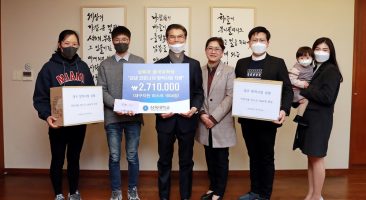 [사진] 중국인 유학생들과 김일목 총장(왼쪽에서 세번째), 김정숙 대외협력처장(왼쪽에서 네번째)