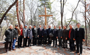 대학교회 명예장로회, 매달 오얏봉서 기도의 제단