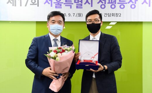 [사진] 오른쪽부터 김상우 창동인터넷중독예방상담센터장, 서정협 서울시장 권한대행