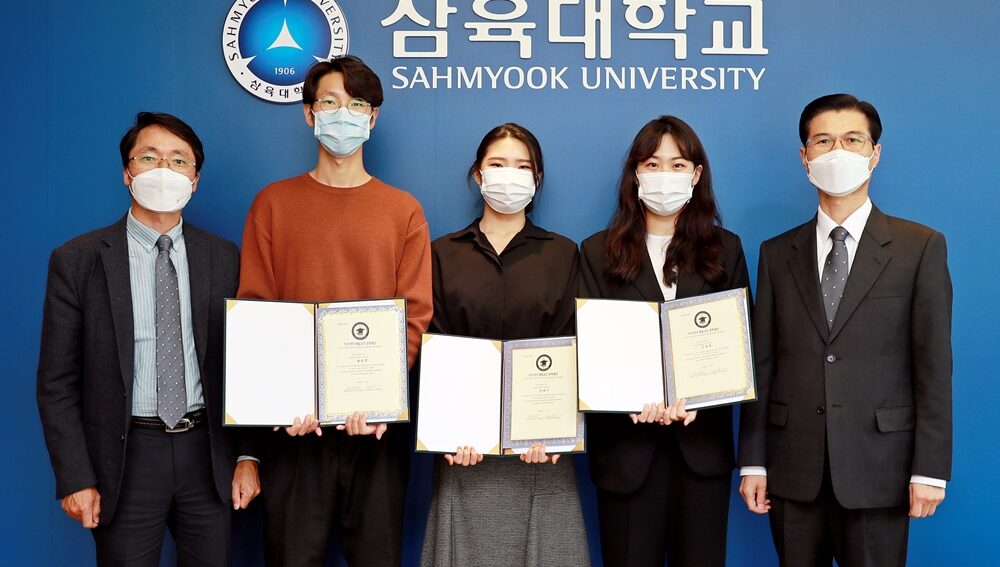 [사진] 삼육대 김일목 총장(오른쪽), 신학과 제해종 학과장(왼쪽), 신학과 장학생들