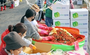 [삼육동사진관] 사랑의 김장나눔…노원구 취약계층에 400상자 전달