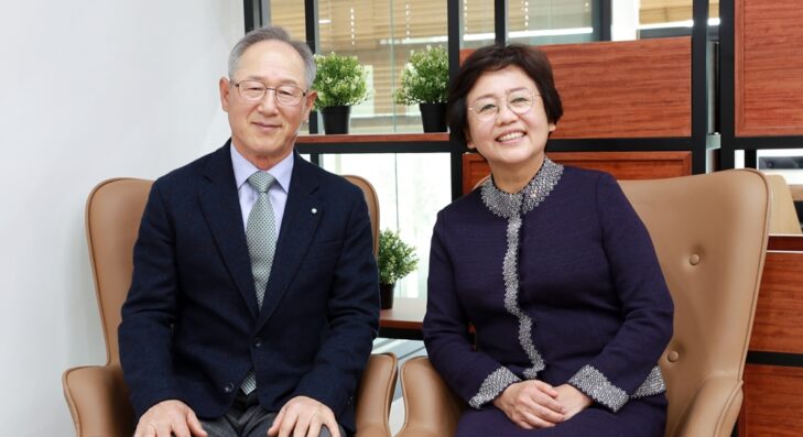 [사진] 삼육대 권오달(왼쪽) 은퇴교수와 이경희 전 삼육중고등학교 교장 부부