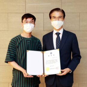 [사진] 삼육대 홍보대사로 위촉된 패션 디자이너 이진윤 씨쏘씬 대표(왼쪽)와 김일목 총장