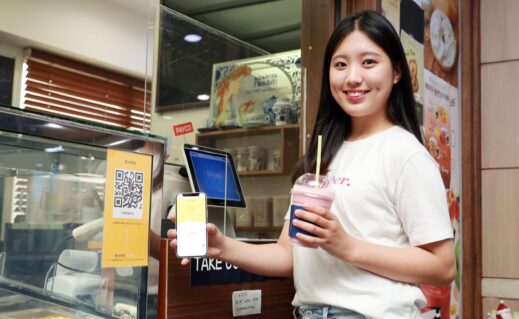 [사진] 삼육대 재학생이 교내 카페에서 SU-Pay로 음료를 주문하고 있다.