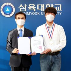 [사진] 대통령과학장학생으로 선발된 천재환 학생(오른쪽)이 삼육대 김일목 총장과 장학증서를 들고 기념사진을 찍고 있다.