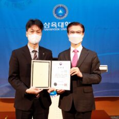 [사진] (왼쪽부터) 이재동 총장부속실 팀장과 김일목 총장이 표창장을 들고 기념사진을 찍고 있다.