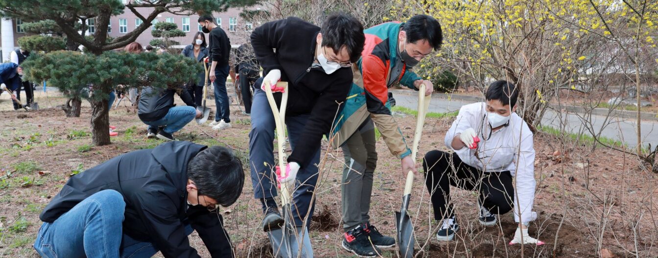 [사진3] 삼육대 식목일 맞아 캠퍼스 가꾸기