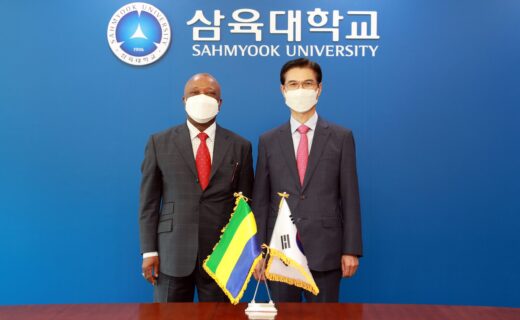 [사진] 오른쪽부터 삼육대 김일목 총장, 카를로스 분구 주한 가봉대사