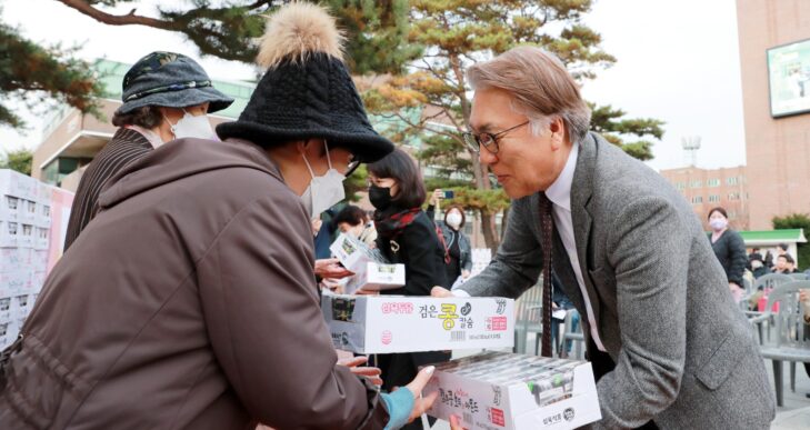 [사진1] 삼육대학교회 김은배 담임목사가 노원구 독거노인에게 삼육두유를 전달하고 있다.
