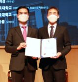 [사진] 삼육대 재무실 권혁성(오른쪽) 과장과 김일목 총장이 표창장을 들고 기념사진을 찍고 있다.