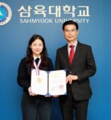 [사진] 삼육대 화학생명과학과 전은선(왼쪽) 학생이 김일목 총장과 대통령과학장학증서를 들고 기념사진을 찍고 있다.