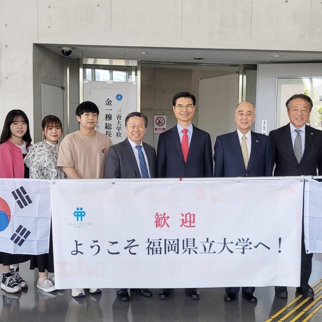 사진2-삼육대-김일목-총장오른쪽에서-5번째-후쿠오카현립대-방문-scaled