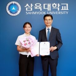 [사진1] 왼쪽부터 삼육대 이가은 학생과 김일목 총장이 표창장을 들고 기념사진을 찍고 있다.