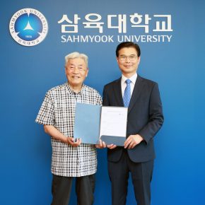 [사진3] (왼쪽부터) 이상철 목사와 삼육대 김일목 총장이 기부증서를 들고 기념사진을 찍고 있다_