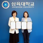 [사진] (왼쪽부터) 삼육대 신지연 대외국제처장 겸 국제교육원장, 캘리포니아주립대 샌버나디노 오현경 국제교육원장이 협약서를 들고 기념사진을 찍고 있다.