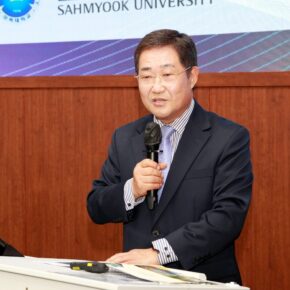 사진3-오덕신-교수가-수락연설을-하고-있다-scaled