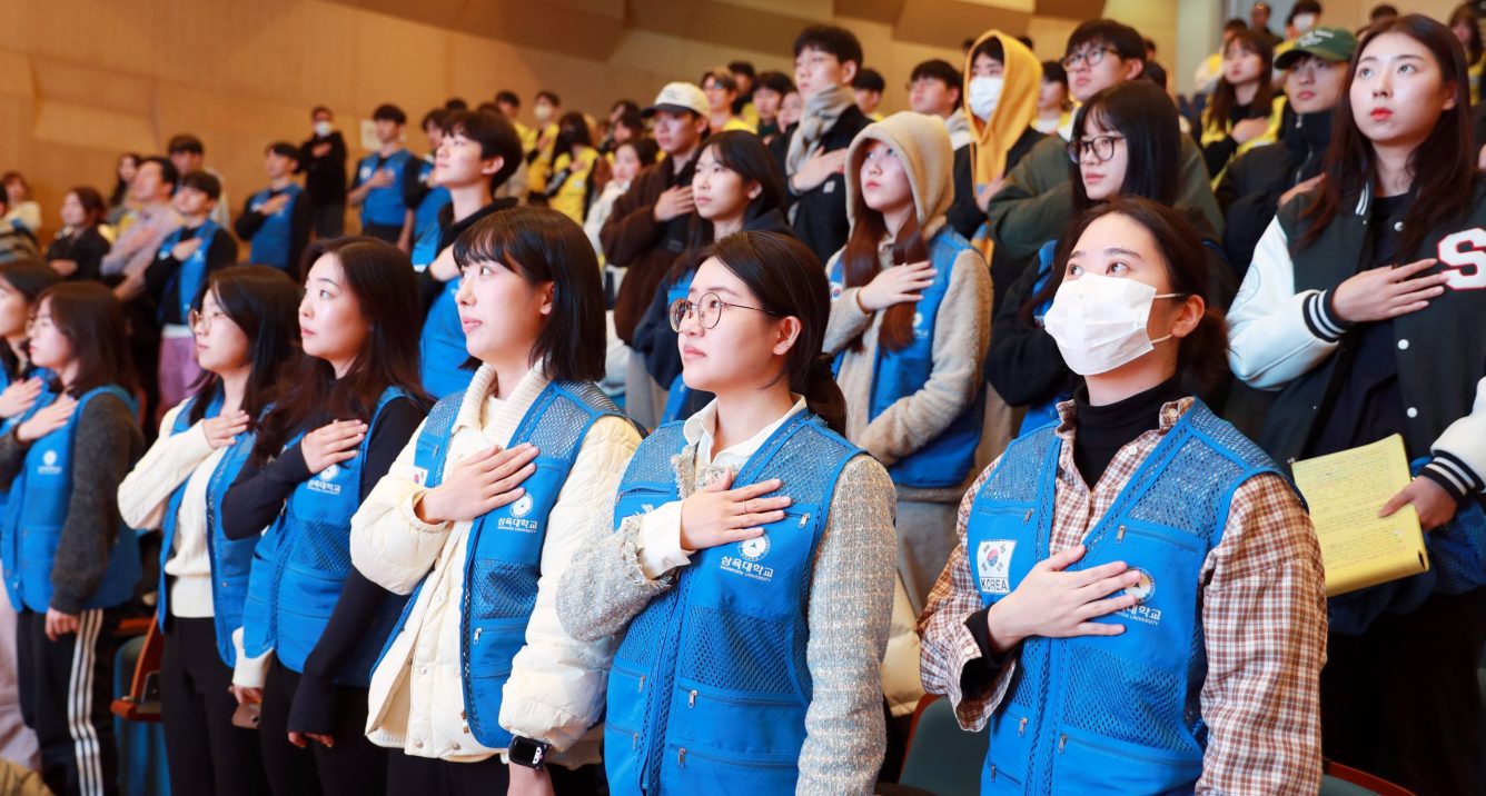 [사진3] 국기에 경례하는 삼육대 봉사대원들