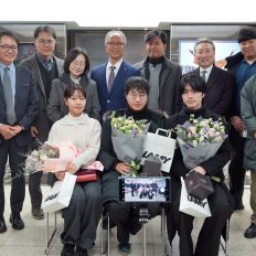 [사진] 앞줄은 침례자 박수진 성은혁 강민제 학생, 뒷줄은 건축학과 교수들