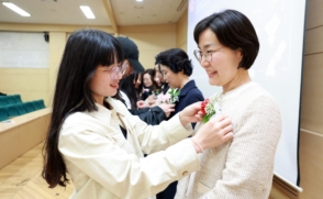 "감사합니다 선생님" 유학생들이 달아준 스승의날 카네이션