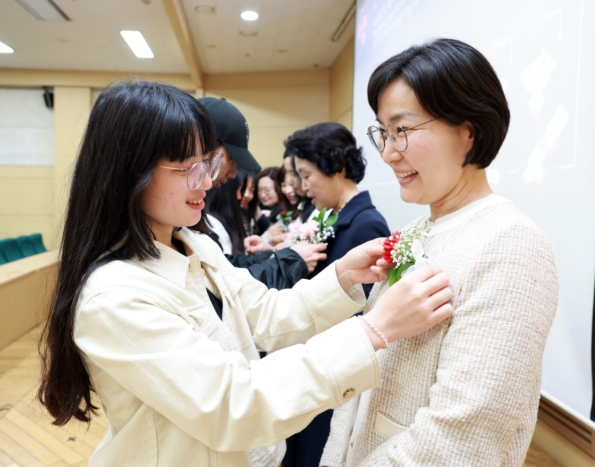“감사합니다 선생님” 유학생들이 달아준 스승의날 카네이션