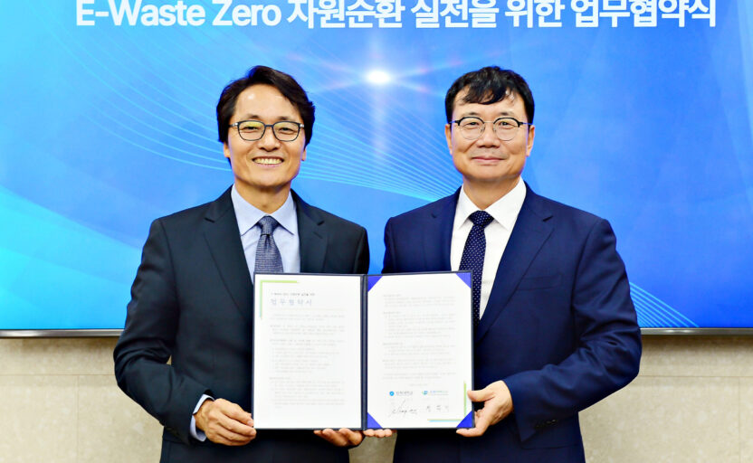 [사진] (왼쪽부터) 삼육대 제해종 총장과 E-순환거버넌스 정덕기 이사장이 협약서를 들고 기념사진을 찍고 있다.