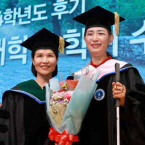 [사진1] 윤선미(오른쪽) 박사가 이금선 지도교수와 기념사진을 찍고 있다.