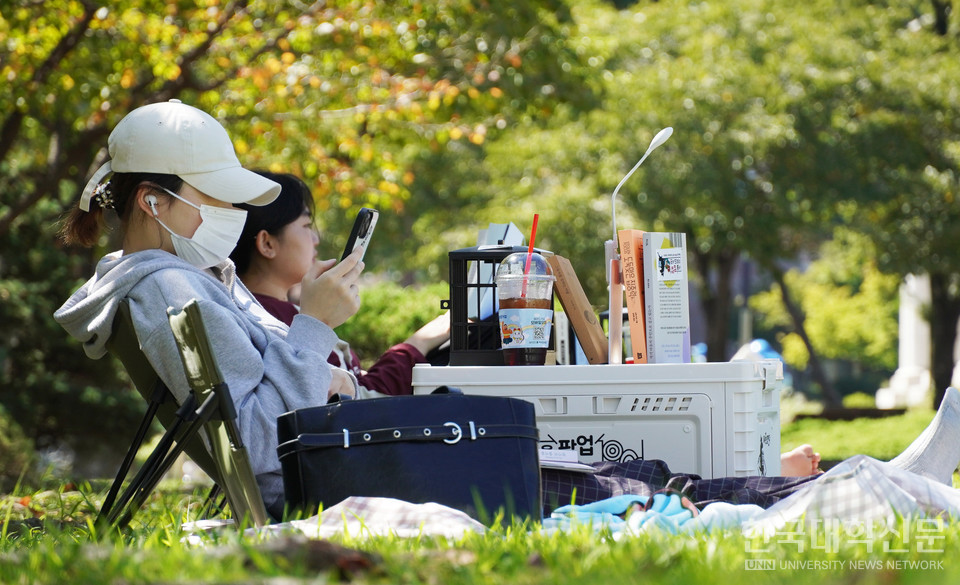 도란도란 책 읽으며... 잔디 위 '햇살 도서관'
