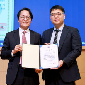 [사진] 삼육대 입학처 김원구 과장(오른쪽)과 제해종 총장