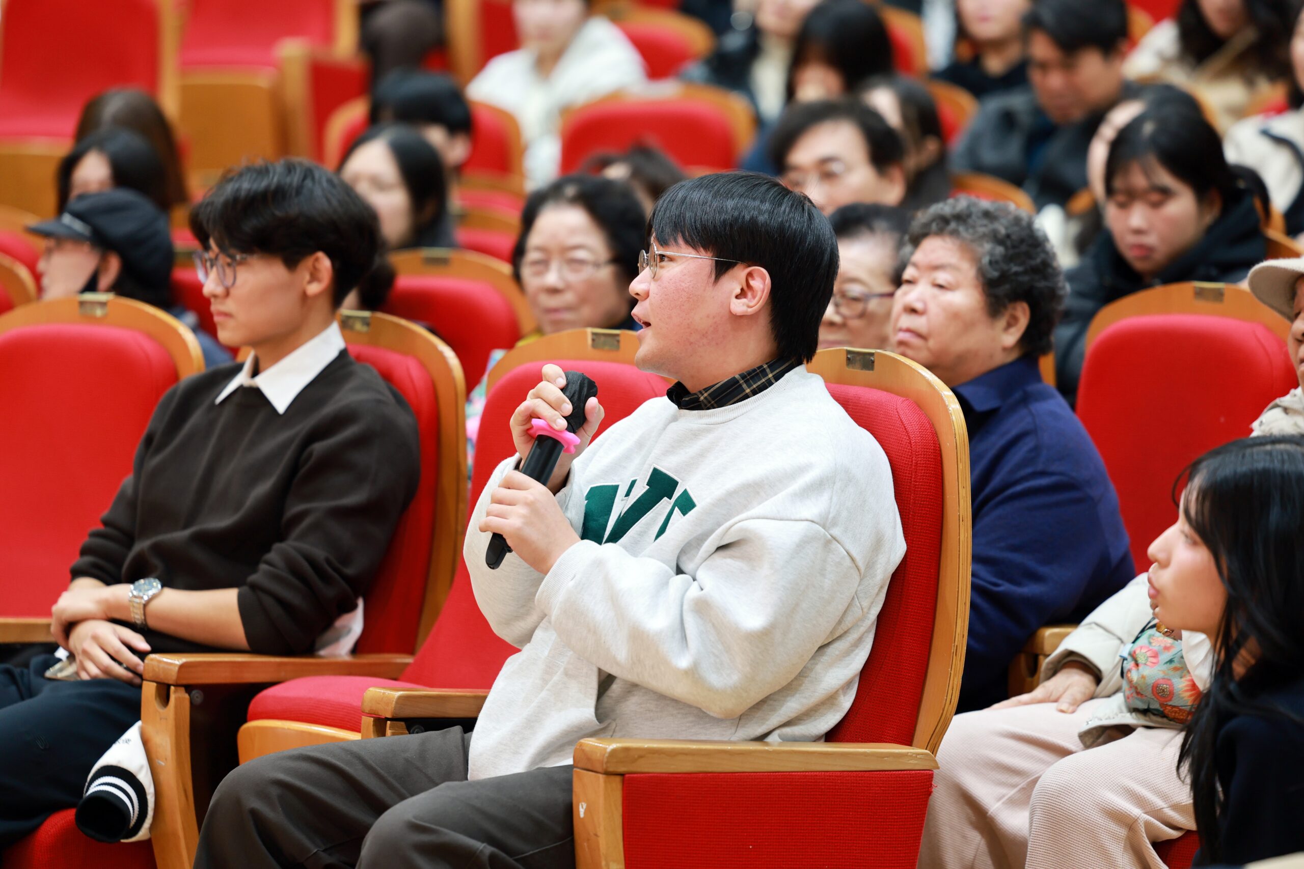 ‘자세히 보아야 예쁘다’… 나태주 시인 북콘서트 열려
