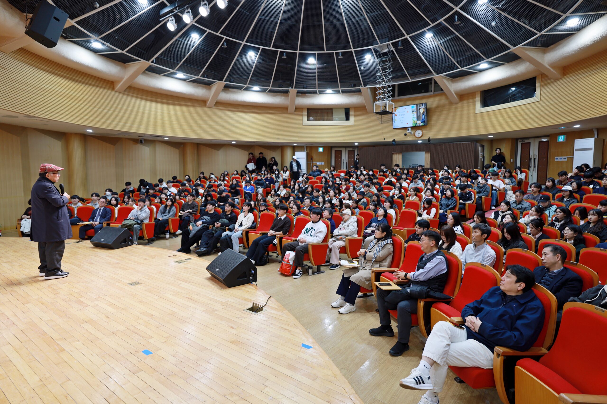 ‘자세히 보아야 예쁘다’… 나태주 시인 북콘서트 열려