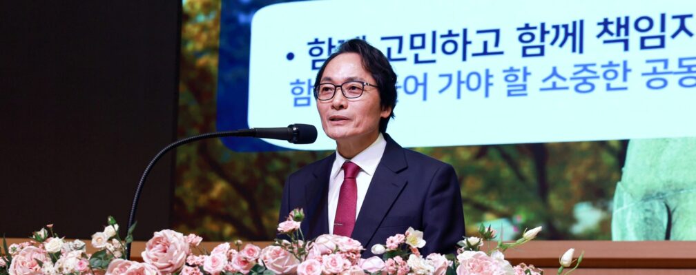 %ec%82%ac%ec%a7%84-%ec%82%bc%ec%9c%a1%eb%8c%80-%ec%a0%9c%ed%95%b4%ec%a2%85-%ec%b4%9d%ec%9e%a5%ec%9d%b4-%ec%8b%a0%eb%85%84%ec%82%ac%eb%a5%bc-%ec%a0%84%ed%95%98%ea%b3%a0-%ec%9e%88%eb%8b%a4-scaled