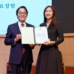 [사진2] 오른쪽부터 삼육대 김두희 과장과 제해종 총장