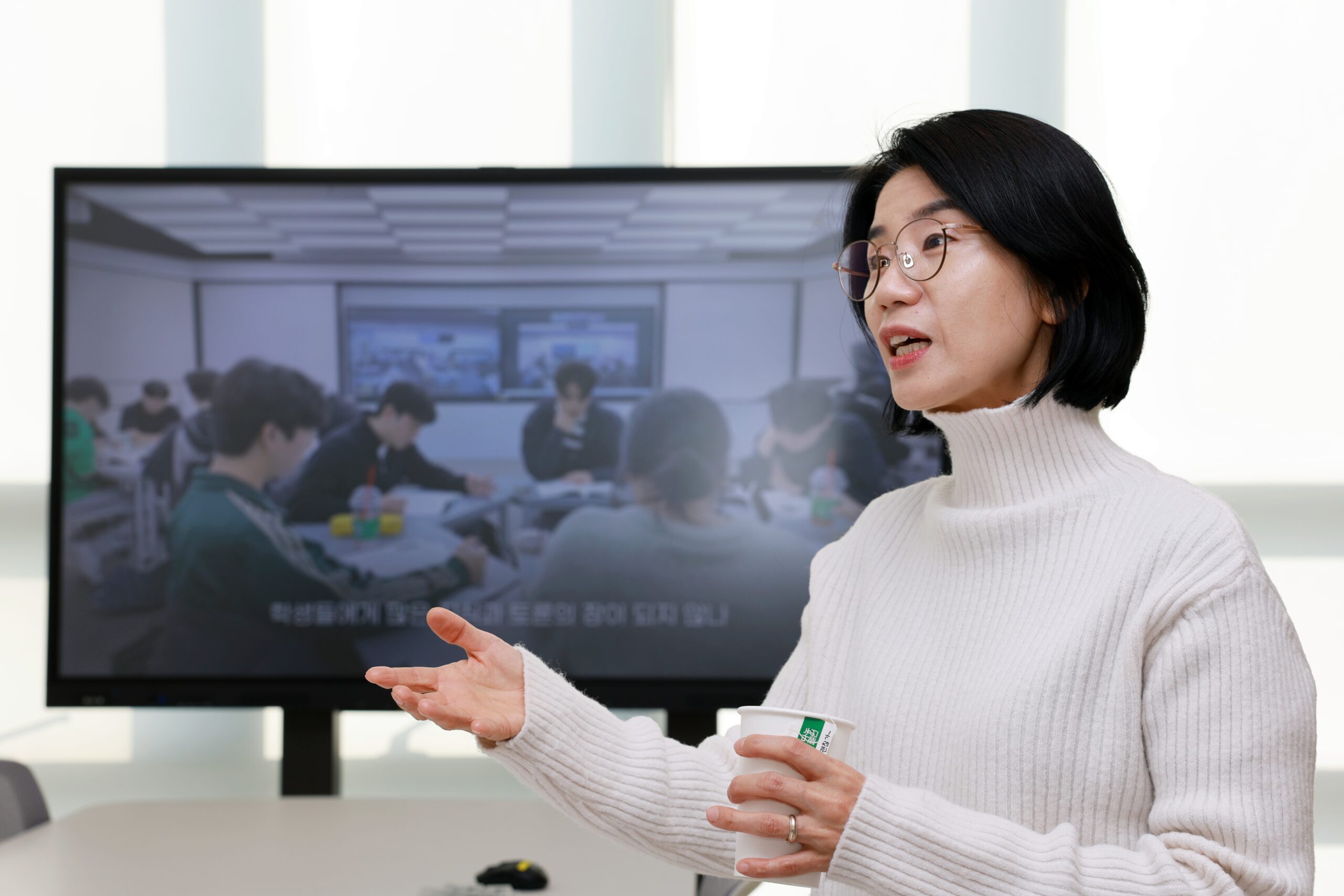 [언론 인터뷰] 두 강의실 한 수업… 하이플렉스 '김향일 교수'