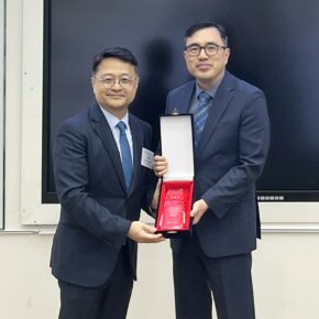 [이미지2] 오른쪽부터 삼육대 한경식 바이오융합공학과 교수, 한국낙농식품과학회장 경상국립대 이원재 교수