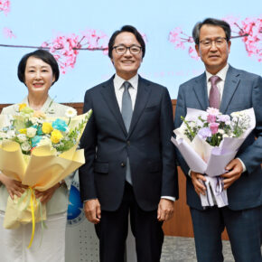 [사진1] 왼쪽부터 간호학과 김일옥 교수, 제해종 총장, 경영학과 박철주 교수