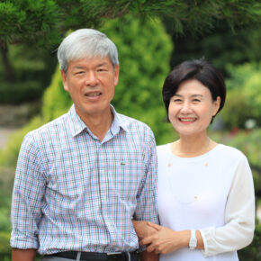 [사진2] 왼쪽부터 아침고요수목원 설립자 한상경 회장, 아내 이영자 대표이사